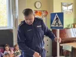 Rok szkolny 2025-2026 - 26 - Wizyta Policjantow w swietlicy Szkolnej